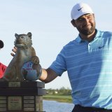 Tiger Woods a le sourire alors que Scottie Scheffler pose avec le trophée du vainqueur KEYSTONE/AP/Fernando Llano